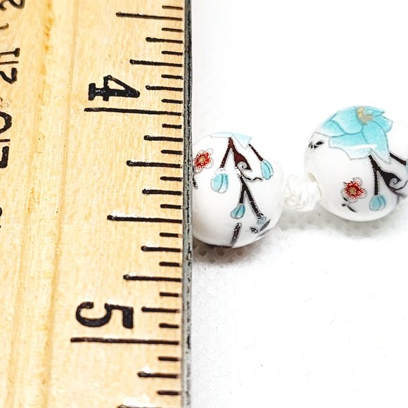 Blue flower Japanese style beaded & knotted necklace w/magnetic silvertone clasp - Picture 3 of 5